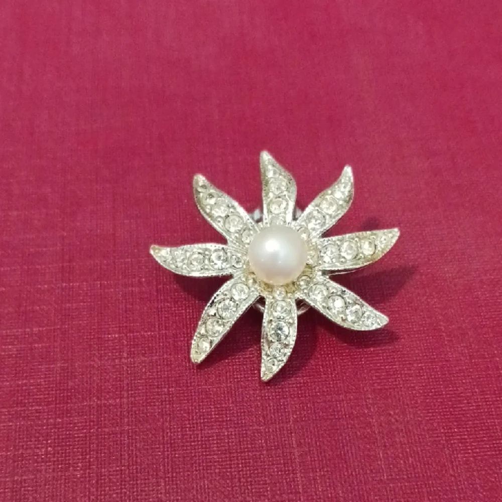 Elegant Silver and Pearl Flower Brooch - Picture 4 of 6